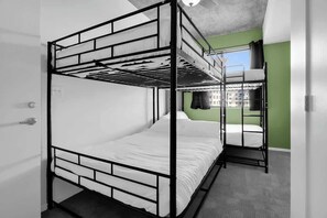 Tabla de planchar con plancha, wifi gratis y ropa de cama
