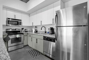 Køleskab, mikrobølgeovn, ovn, kogeplade