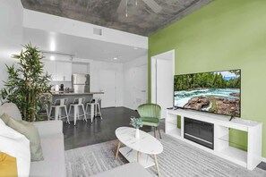 TV - Centric 2BR In HEART of DTPHX Free Garage Parking (Phoenix)