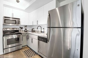 Refrigerador, microondas, horno y parrilla de estufa