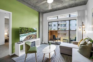 TV - Centric 2BR In HEART of DTPHX Free Garage Parking (Phoenix)