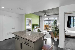 2 habitaciones, tabla de planchar con plancha, wifi y ropa de cama