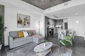 TV, offices - Centric 1BR |In HEART of DTPHX|Free Garage Parking (Phoenix)