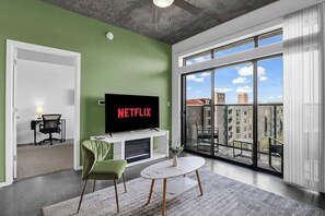 TV, offices - Centric 1BR |In HEART of DTPHX|Free Garage Parking (Phoenix)