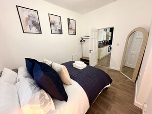 2 slaapkamers, een bureau, een strijkplank/strijkijzer, reisbedje