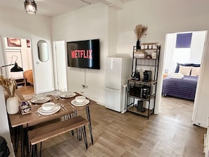 2 Schlafzimmer, Schreibtisch, Bügeleisen/Bügelbrett, Reisekinderbett