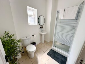 Een haardroger, handdoeken