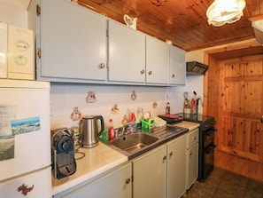 Réfrigérateur, batterie de cuisine, vaisselle et ustensiles