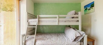 1-Bed Cosy Country Retreat- Sleeps 5, Emerald Park