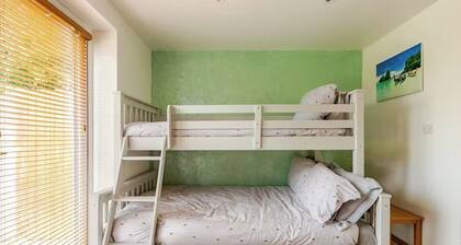 1-Bed Cosy Country Retreat- Sleeps 5, Emerald Park