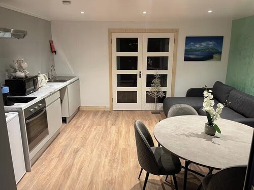 1-Bed Cosy Country Retreat- Sleeps 5, Emerald Park