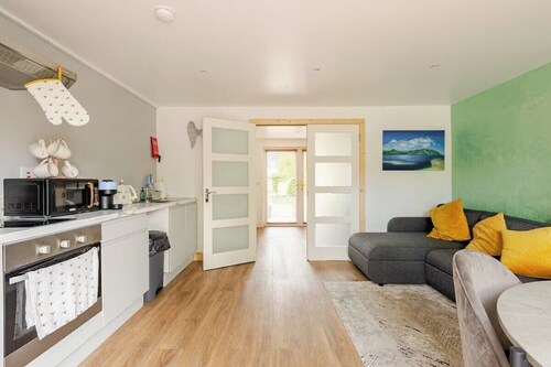 1-Bed Cosy Country Retreat- Sleeps 5, Emerald Park