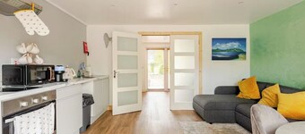 1-Bed Cosy Country Retreat- Sleeps 5, Emerald Park