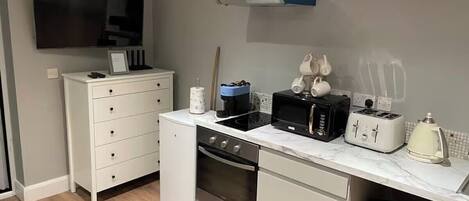 Réfrigérateur, micro-ondes, four, plaque de cuisson