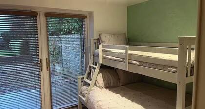 1-Bed Cosy Country Retreat- Sleeps 5, Emerald Park