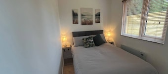 1-Bed Cosy Cottage near Emerald Park - Sleeps 5