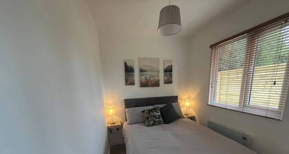 1-Bed Cosy Cottage near Emerald Park - Sleeps 5