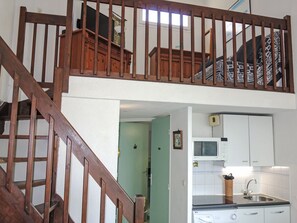 Fridge, cookware/dishes/utensils