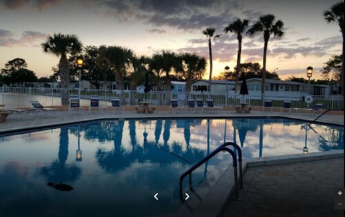 Charming 2-bedroom mobile home with AC, WiFi in the Premiere & Peaceful Lakeland