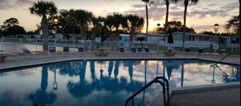 Charming 2-bedroom mobile home with AC, WiFi in the Premiere & Peaceful Lakeland