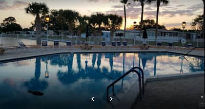 Charming 2-bedroom mobile home with AC, WiFi in the Premiere & Peaceful Lakeland