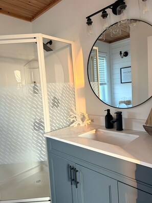 Shower, jetted tub, hair dryer, towels