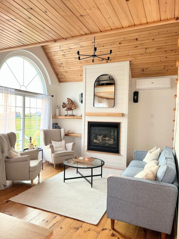 Smart TV, fireplace, books - Waterfront Sunset Cove Cottage! (Kensington)