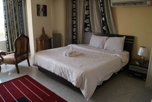 高級雙人或雙床房, 庭院, 山景 | 埃及棉床單、高級寢具、羽絨被、記憶床墊