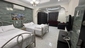 Studio Keluarga, patio, di pinggir kolam renang | Seprai katun Mesir, seprai premium, selimut bulu angsa, dan busa memori