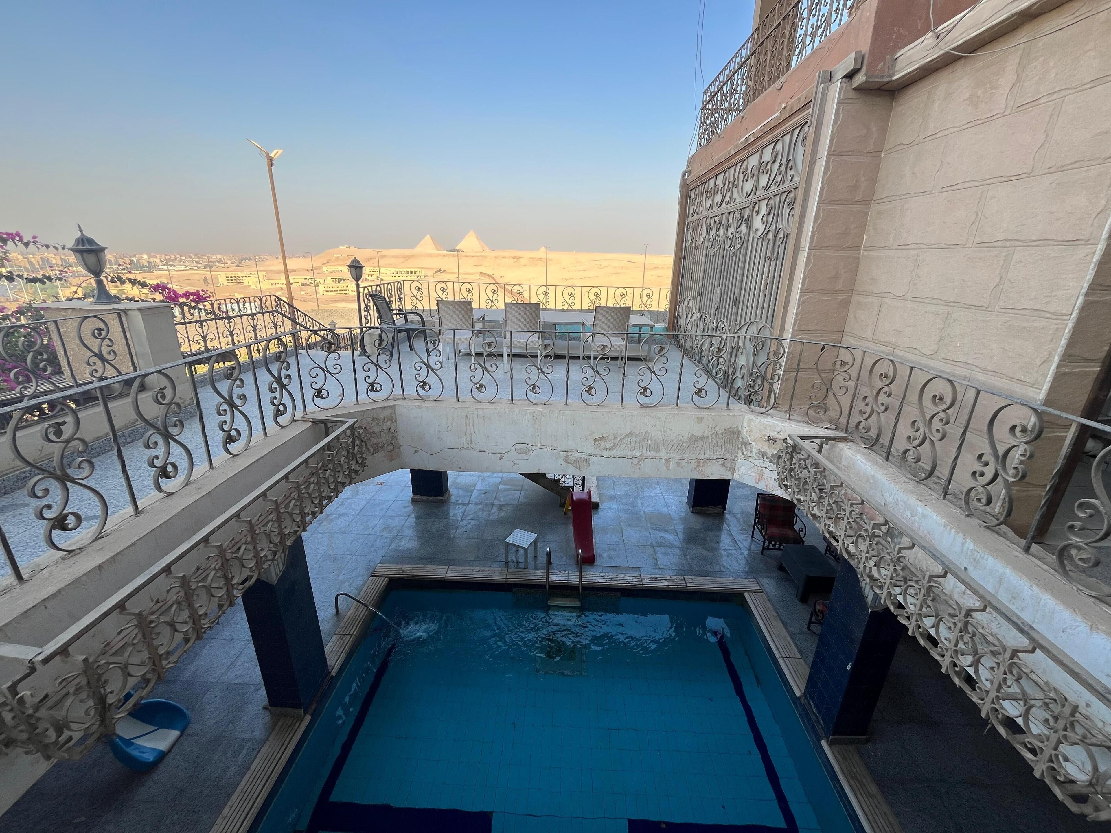 Una piscina al aire libre de temporada