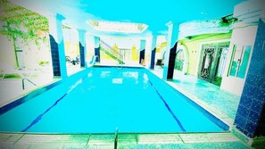 Una piscina al aire libre de temporada