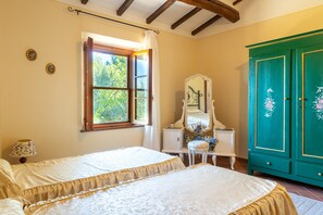 2 bedrooms, iron/ironing board, bed sheets