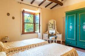 2 bedrooms, iron/ironing board, bed sheets