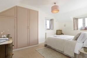 3 bedrooms, desk, iron/ironing board, travel cot - Wonderful dog friendly countryside retreat -Coleman's Elm (Hook Norton)