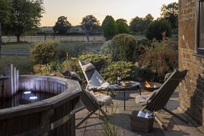 Outdoor spa tub - Wonderful dog friendly countryside retreat -Coleman's Elm (Hook Norton)
