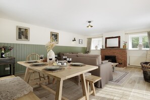 Dining - Wonderful dog friendly countryside retreat -Coleman's Elm (Hook Norton)