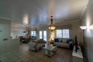 Smart TV - Spacious 5-bedroom house in charming Tucson with AC, WiFi (Tucson)