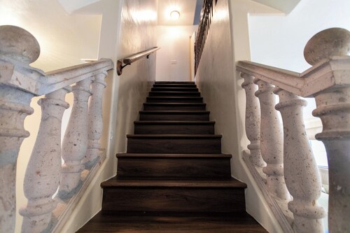 Spacious 5-bedroom house in charming Tucson with AC, WiFi