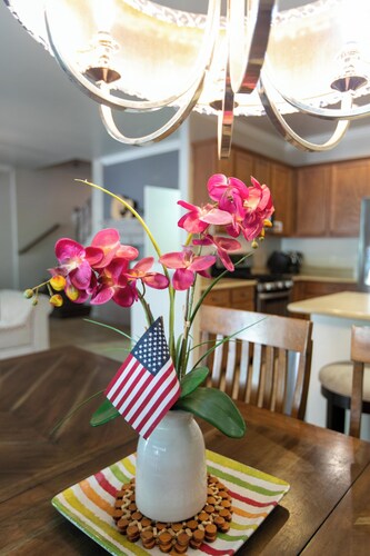 Spacious 5-bedroom house in charming Tucson with AC, WiFi