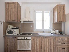 Réfrigérateur, four, cafetière/bouilloire, grille-pain