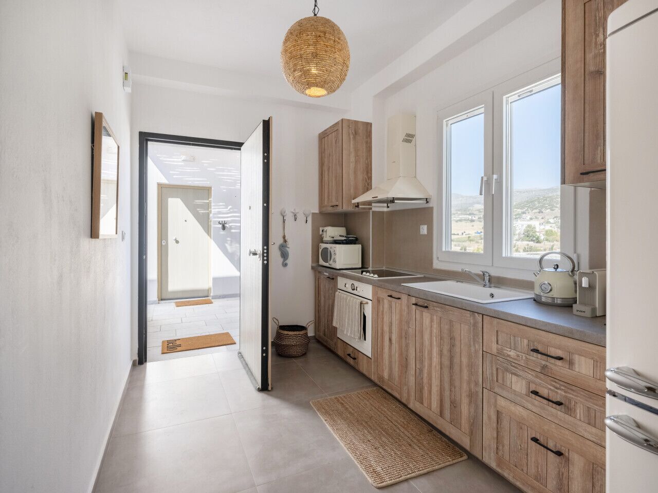 Køleskab, ovn, kaffe-/temaskine, brødrister