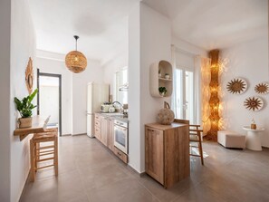 Køleskab, mikrobølgeovn, ovn, kogeplade