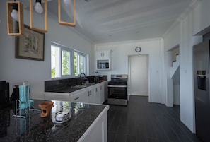Microwave, oven, stovetop - Villa Lilia - 3 Bedroom Piton & Ocean View in Choiseul /Soufriere Area (Choiseul)