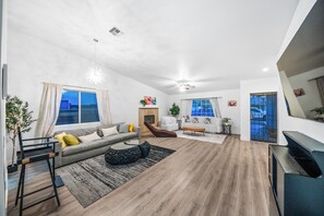 Smart TV - Estrella Escape, Pool, Spa & Game Room Fun (Desert Hot Springs)