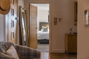 2 habitaciones, escritorio, tabla de planchar con plancha y wifi