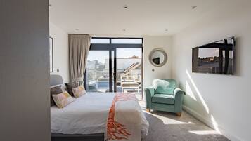 2 bedrooms, desk, iron/ironing board, WiFi