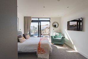 2 bedrooms, desk, iron/ironing board, WiFi