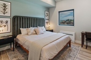 3 chambres, bureau, fer et planche à repasser, lit parapluie