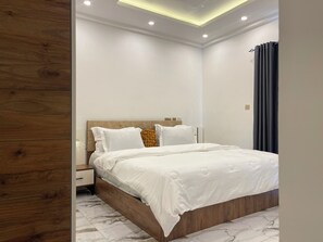 9 bedrooms, iron/ironing board, WiFi, bed sheets - SK Tower- Experience Comfort and Style! (Accra)