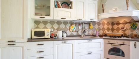 Kühlschrank, Mikrowelle, Ofen, Kochgeschirr/Geschirr/Besteck